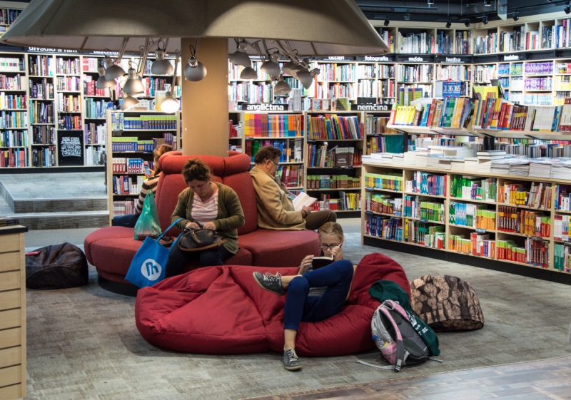 boutique-TOULON-min_books_bookstore_book_reader_readers_reading_shop_sale_books-849006