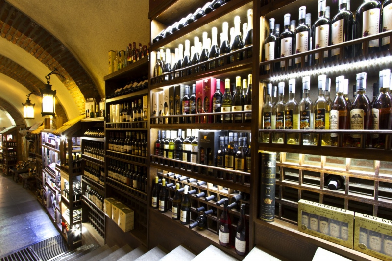 boutique-TOULON-min_world_street_travel_shop_canon_georgia_wine_bottles-429767